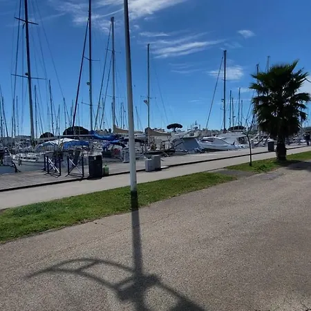 Cabestan Air-conditioned Marina Opposite The Shops Near The North *
